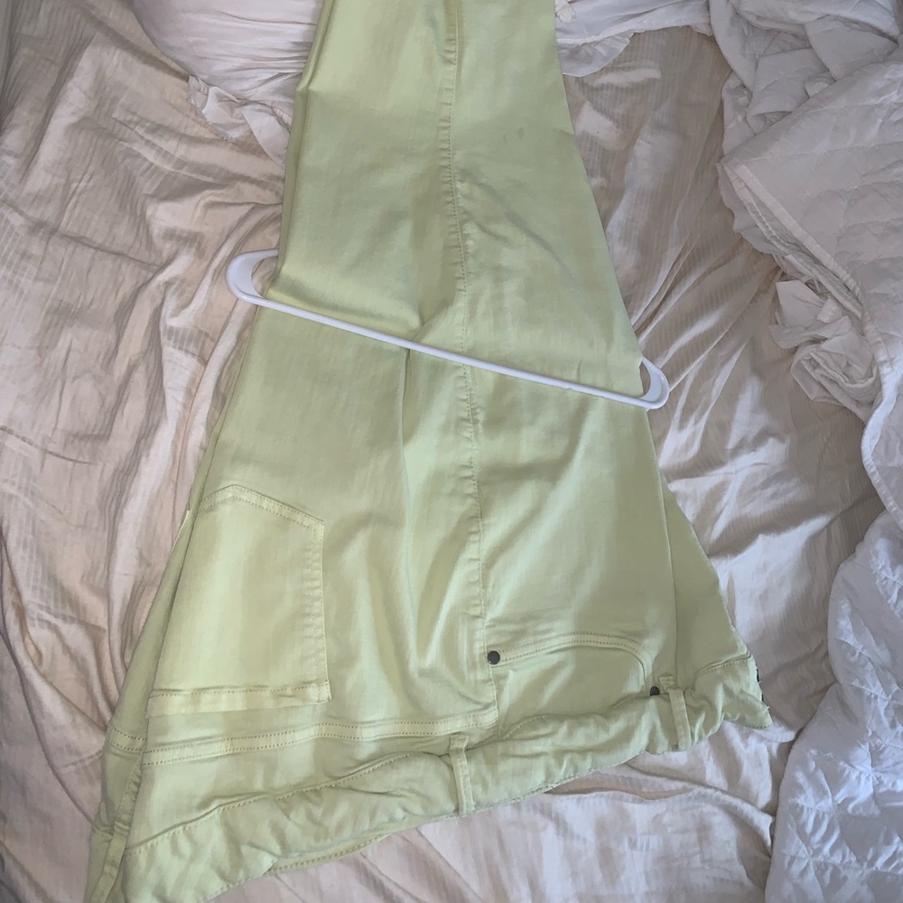 Size 28 short yellow jegging torrid